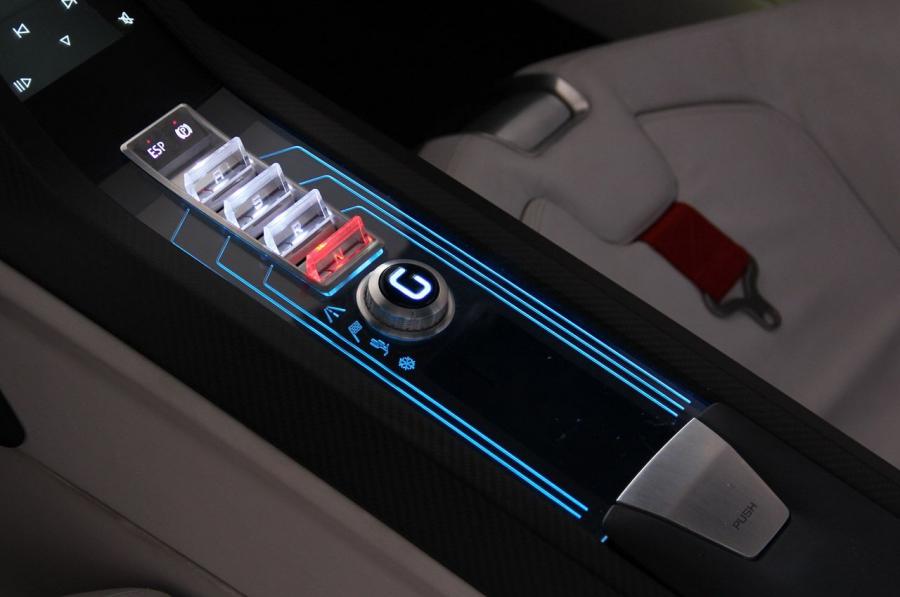 Детали интерьера ItalDesign Parcour Concept 2013 года  (фото 22 из 71)